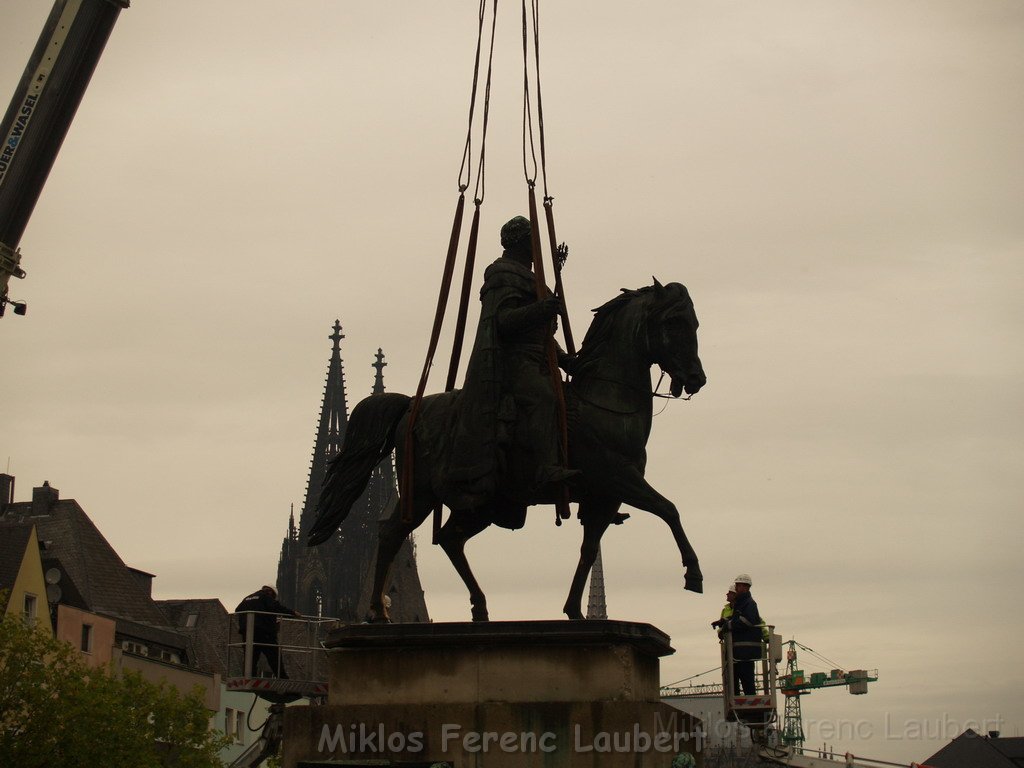 Reiterdenkmal kehrt zurueck auf dem Heumarkt P61.JPG